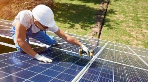 Tecnico al lavoro sui pannelli